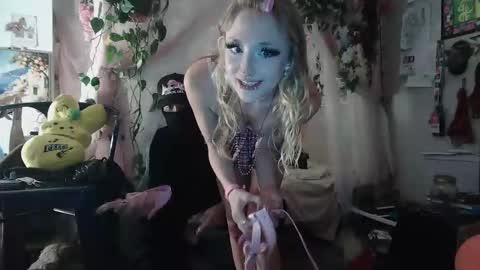 Snapshot of pixielovely chatting on May 17, 2026, 4:43 am pixielovely online show from May 17, 2026, 4:43 am