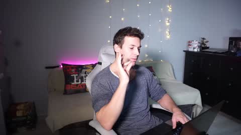 Snapshot of platinum_edition chatting on December 26, 2024, 11:03 pm Arsenii online show from December 26, 2024, 11:03 pm