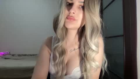 Snapshot of playfuldoll18 chatting on October 20, 2025, 9:04 pm Mia online show from October 20, 2025, 9:04 pm