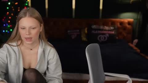 Lana online show from December 17, 2025, 11:27 am