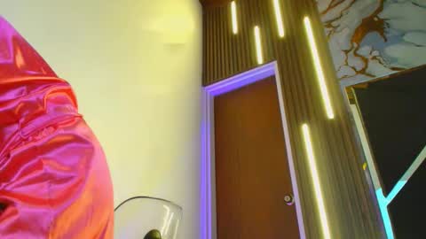 JUAN AND JULI online show from November 7, 2025, 2:44 am