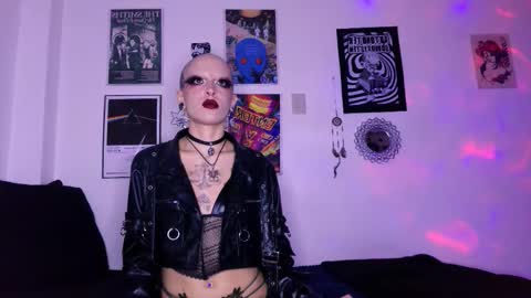 Snapshot of plutonbluemoon_999 chatting on October 31, 2025, 12:22 am online show from October 31, 2025, 12:22 am