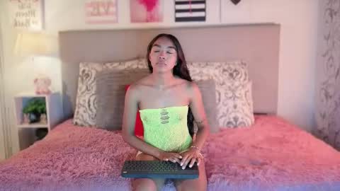 Snapshot of pocahontas_moon chatting on June 1, 2026, 6:20 pm Pocahontas online show from June 1, 2026, 6:20 pm