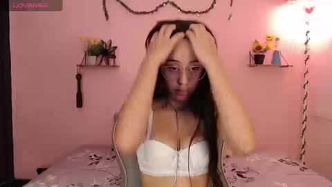 poison_pink online show from September 10, 2025, 1:22 pm