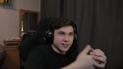 polly_candyy online show from April 3, 2026, 9:02 pm