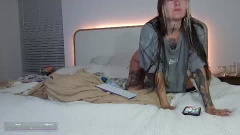 Snapshot of poppyquinn chatting on June 16, 2026, 1:41 am PoppyQuinn online show from June 16, 2026, 1:41 am