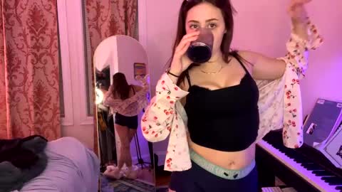 Snapshot of pretty_in_p1nk chatting on December 13, 2024, 2:43 am Sophie online show from December 13, 2024, 2:43 am