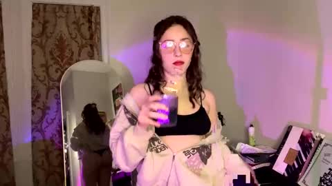 Snapshot of pretty_in_p1nk chatting on January 13, 2025, 2:28 am Sophie online show from January 13, 2025, 2:28 am