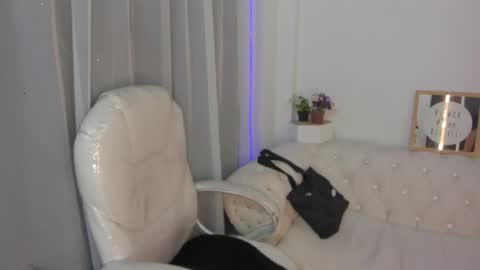 pretty online show from December 2, 2025, 11:37 am