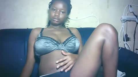 pretty_milan online show from December 22, 2025, 12:13 pm