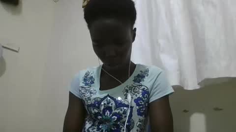 Snapshot of pretty_petite_ebony chatting on October 29, 2025, 10:00 pm pretty_petite_ebony online show from October 29, 2025, 10:00 pm