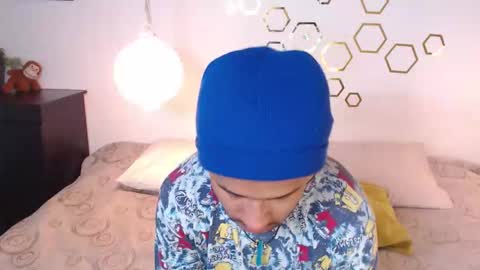 Adris  Juan online show from November 3, 2025, 1:51 am