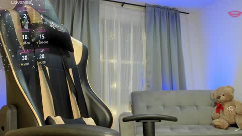    INDEPENDENT MODEL online show from December 13, 2024, 2:32 am