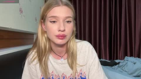 Lina online show from April 13, 2026, 3:39 pm