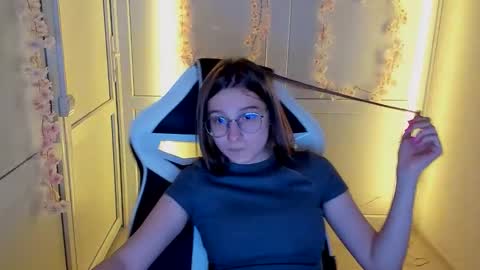 Snapshot of queen_amelie chatting on April 23, 2026, 12:29 pm Amelie online show from April 23, 2026, 12:29 pm