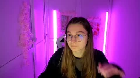 Snapshot of queen_amelie chatting on May 5, 2026, 7:16 am Amelie online show from May 5, 2026, 7:16 am