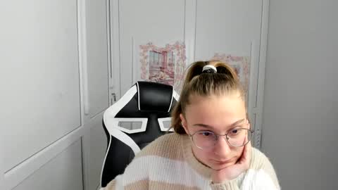 Snapshot of queen_amelie chatting on May 29, 2026, 8:12 am Amelie online show from May 29, 2026, 8:12 am