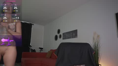 queen_leylla online show from November 15, 2025, 6:33 am