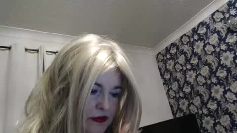 Snapshot of queen_of_the_deck chatting on June 1, 2026, 2:46 am Topaz blue dreamo989n999 online show from June 1, 2026, 2:46 am