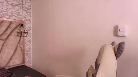   online show from December 5, 2025, 11:08 am