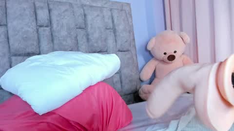 Snapshot of queen_yully chatting on May 2, 2026, 7:52 pm queen_yully online show from May 2, 2026, 7:52 pm