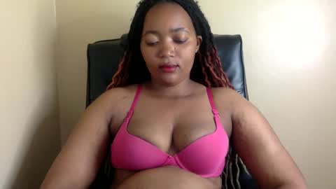 Snapshot of queenbebony2 chatting on December 12, 2024, 7:30 am Queenbebony2 online show from December 12, 2024, 7:30 am