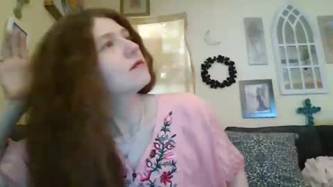 Snapshot of queencrimsonlvx chatting on April 18, 2026, 7:58 pm queencrimsonlvx online show from April 18, 2026, 7:58 pm