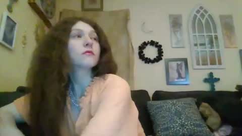 Snapshot of queencrimsonlvx chatting on April 22, 2026, 12:18 pm queencrimsonlvx online show from April 22, 2026, 12:18 pm