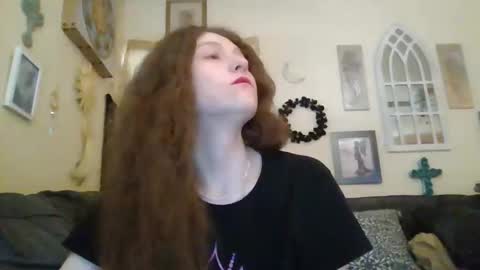Snapshot of queencrimsonlvx chatting on April 24, 2026, 10:01 pm queencrimsonlvx online show from April 24, 2026, 10:01 pm