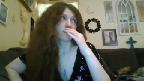 Snapshot of queencrimsonlvx chatting on May 20, 2026, 8:31 am queencrimsonlvx online show from May 20, 2026, 8:31 am