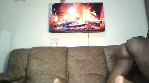 Snapshot of queenluxee chatting on February 23, 2026, 9:45 pm queenluxee online show from February 23, 2026, 9:45 pm