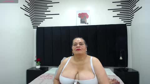 Snapshot of queenmature chatting on September 24, 2025, 8:45 pm VickyBoobss online show from September 24, 2025, 8:45 pm
