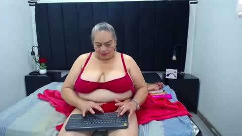 Snapshot of queenmature chatting on October 4, 2025, 1:31 pm VickyBoobss online show from October 4, 2025, 1:31 pm