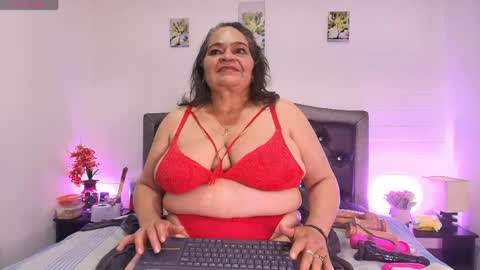 Snapshot of queenmature chatting on May 1, 2026, 6:12 pm VickyBoobss online show from May 1, 2026, 6:12 pm