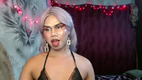 queenpinayebony_xx online show from May 15, 2026, 11:39 am