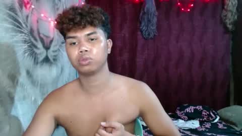 queenpinayebony_xx online show from May 16, 2026, 7:27 am