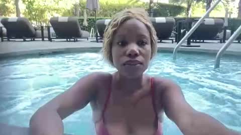 Queenquinn online show from November 27, 2025, 5:15 pm