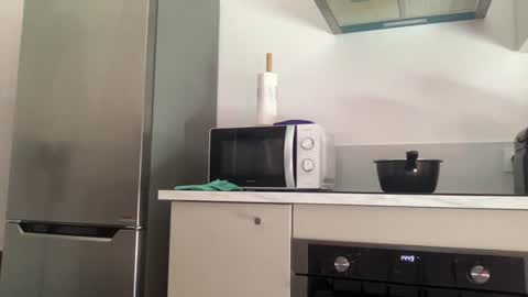 Snapshot of quinnyelena chatting on June 20, 2026, 9:45 am Quinnyelena online show from June 20, 2026, 9:45 am