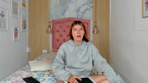 rachellesc online show from March 19, 2026, 11:58 am