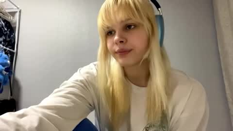 Snapshot of raguellipscombe chatting on April 12, 2026, 12:21 pm Eshly online show from April 12, 2026, 12:21 pm