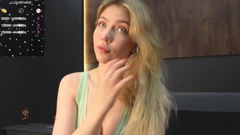 Snapshot of rainauge chatting on December 20, 2024, 8:45 pm Lisa online show from December 20, 2024, 8:45 pm