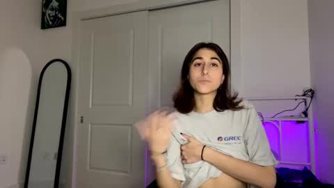 Snapshot of raiyvyn chatting on December 17, 2024, 4:23 am Ray Ray online show from December 17, 2024, 4:23 am