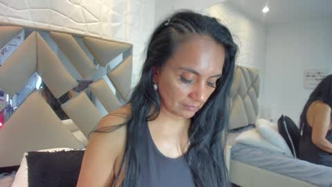 Raquel Moore  online show from January 27, 2025, 10:49 am