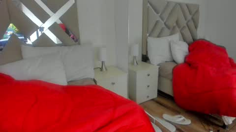 Raquel Moore  online show from February 4, 2025, 2:07 am