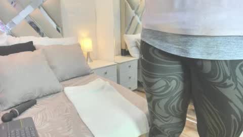 Raquel Moore  online show from February 4, 2026, 12:11 pm