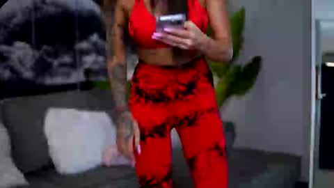 Raquelle online show from September 22, 2025, 7:10 am