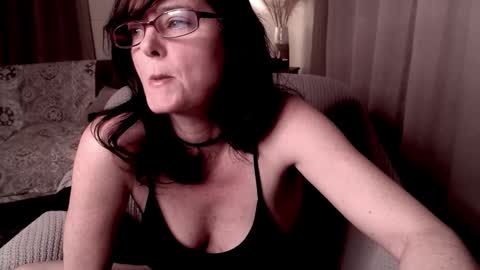 Snapshot of raven_feathers chatting on February 25, 2025, 12:58 am Roxanneredlight59 online show from February 25, 2025, 12:58 am