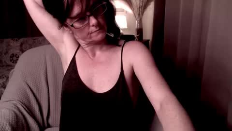 Snapshot of raven_feathers chatting on March 11, 2025, 12:00 am Roxanneredlight59 online show from March 11, 2025, 12:00 am