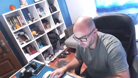 ravingr3d3 online show from October 13, 2025, 8:03 am