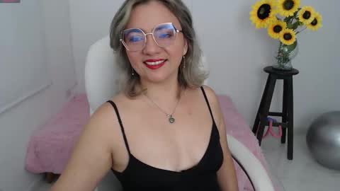 Snapshot of rebeca_milf chatting on September 23, 2025, 12:30 pm REBECA online show from September 23, 2025, 12:30 pm